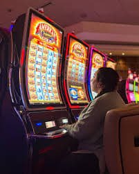 Tampilan aplikasi dingdong toto di perangkat seluler menampilkan permainan slot dan sportsbook